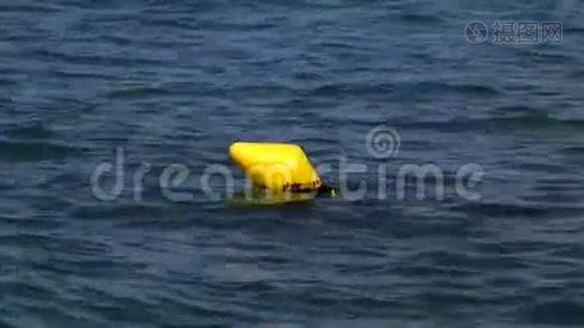 黄色浮标漂浮在海里视频