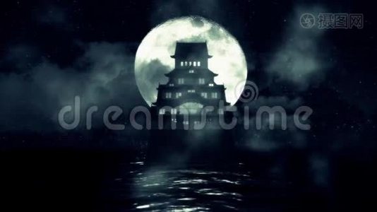 满月之夜，日本传统的海上城堡视频