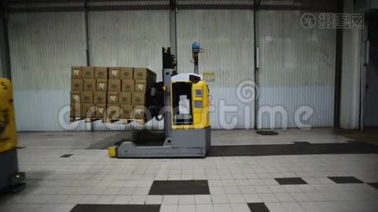摄像机起重机放在仓库里的纸板箱的货架上。视频