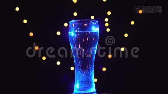 一杯蓝色的水在旋转。 蓝色鸡尾酒。 酒吧概念视频