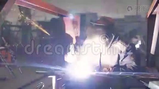 焊工工业汽车零件在工厂。视频