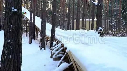 小女孩骑着一根管子在冰冷的山上。 这个女孩真的很喜欢骑在充气雪橇上。 女孩笑了笑，并得到了来自视频