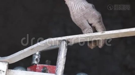 工人用手在沟渠中的金属工业机械上拉杆视频