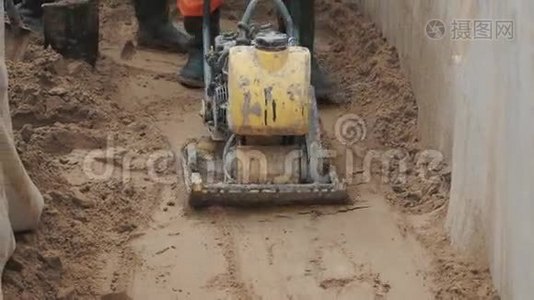 在建筑工地的水沟里用汽油板压实视频