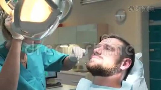 年轻客户的牙科抛光牙齿。 斯坦迪卡姆。视频