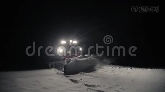 雪猫在滑雪胜地的高山上准备夜间斜坡视频