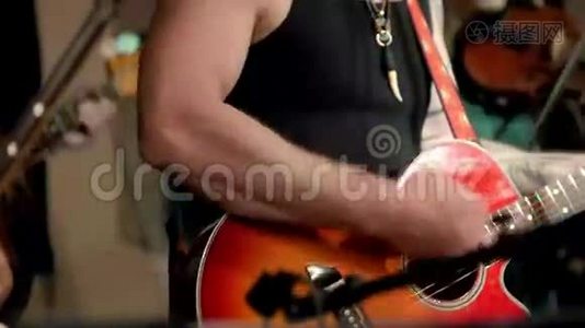 摇滚音乐会上的音乐家-吉他手在夜总会演奏红色吉他视频