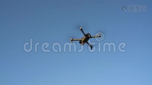 小型四方直升机逆天飞行.. 慢动作视频