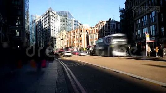 时光流逝。 伦敦主干道上的交通.. 伦敦。视频