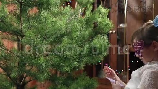女孩在圣诞树上挂装饰雪花视频