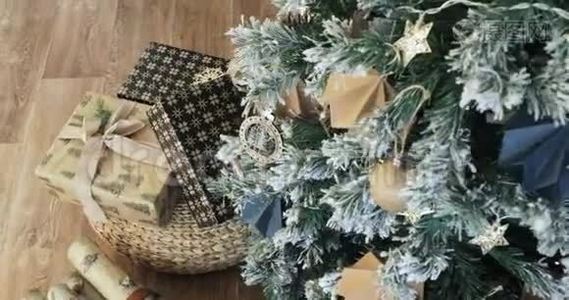 树上的圣诞装饰品。 下午的圣诞树。 新年和圣诞节礼物视频