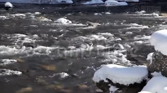 山河上的冰雪.. 美丽的冬季景观视频