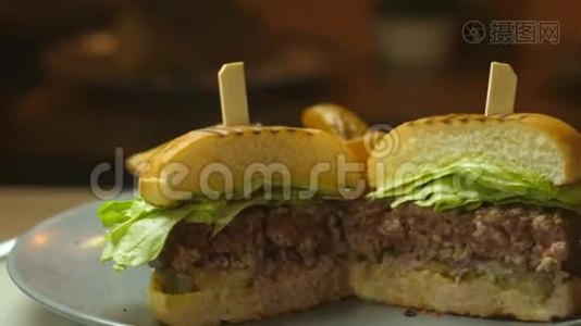汉堡牛肉餐，放在芝麻面包上，配上培根和奶酪，配上脆薯条视频