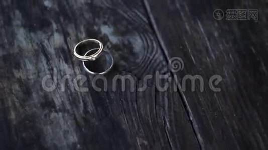新郎新娘的戒指在木制背景上视频