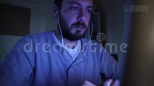 一个人用电脑听音乐视频