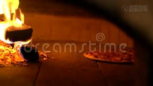 传统老式烤箱烤披萨视频