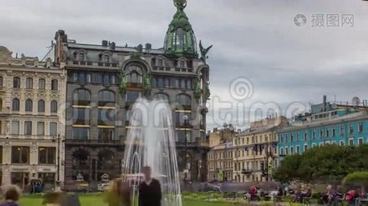 歌手之家和喷泉在它前面靠近喀山大教堂时间推移。 俄罗斯圣彼得堡视频