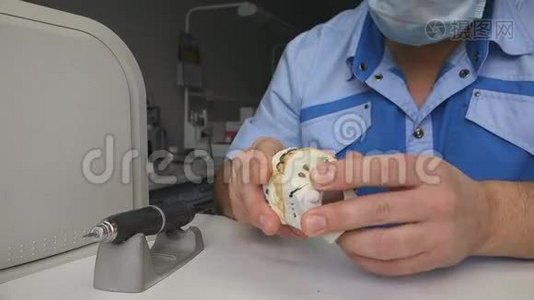 人工义齿模型制作质量的牙科研究视频