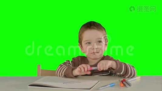 一个儿子在家中的餐桌上画绿色画视频
