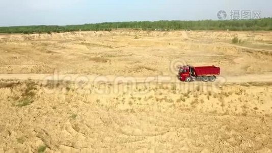 在乡下开卡车。 场景。 农村采石场道路上卡车行驶的俯视图视频