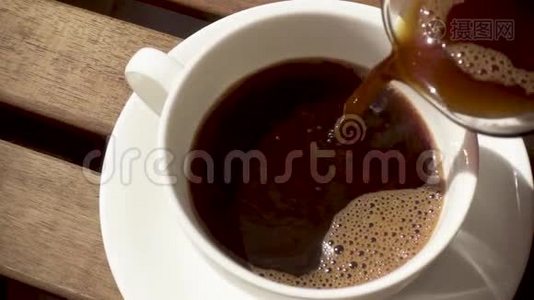 木桌上的茶托上的白瓷杯，热饮慢动作视频