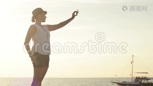 一个女人在海上度假时自拍自己的照片视频