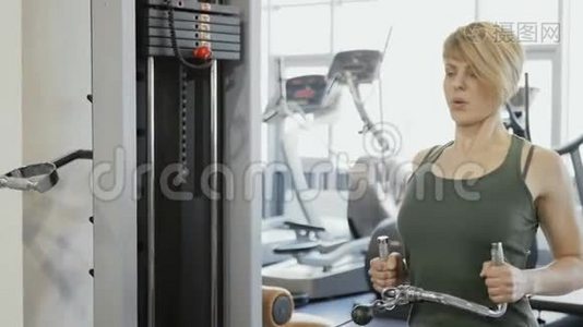 女人在健身房锻炼身体视频