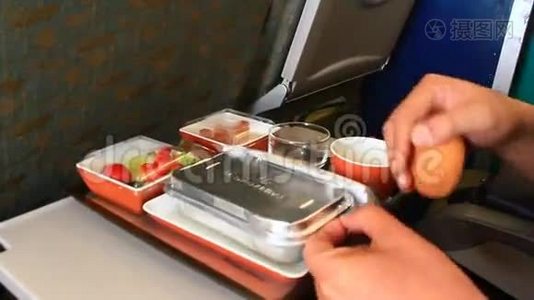 在飞机上吃饭视频