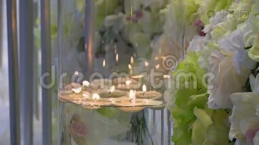 玻璃花瓶里熔化的蜡烛的景色视频