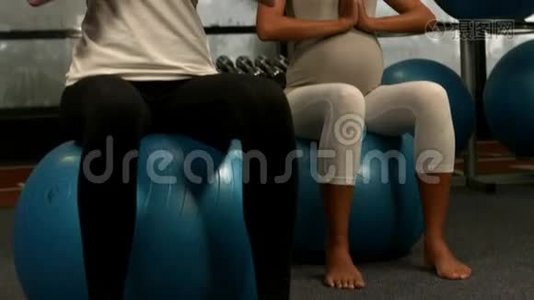 女人在运动球上做瑜伽视频