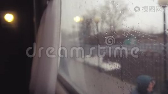 从火车车窗上看，车窗上的雨。 人们沿着铁路走。 铁路铁路视频