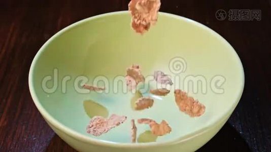 玉米片掉进白色陶瓷碗里视频