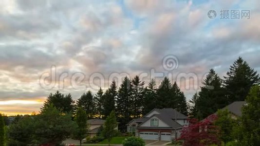 俄勒冈州欢乐谷郊区住宅的日落和云层视频