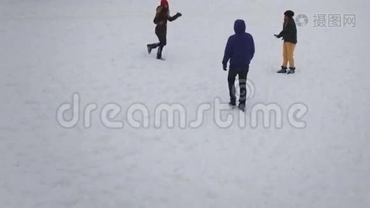 有趣的朋友在一个明亮的冬天在雪地里玩耍。 慢动作。 空中射击视频