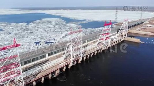 水力发电厂在河上，空中拍摄视频