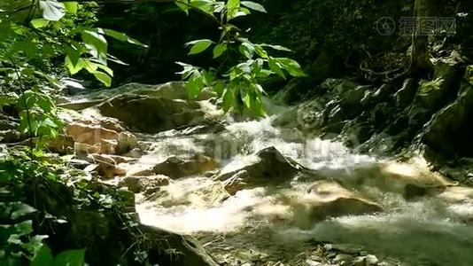 山河。 高山河上的大石头，有清澈的蓝色自然水。 美丽美丽视频