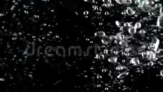 黑色背景下在水中漂浮气泡的慢动作视频视频