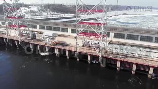 水力发电厂在河上，空中拍摄视频