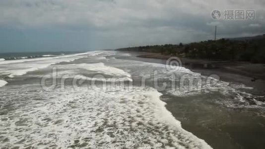 沙滩，暴风雨天气，海浪.. 印度尼西亚巴厘视频