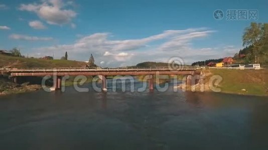 空中俯瞰河上的桥，从空中拍摄视频