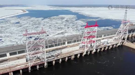 水力发电厂在河上，空中拍摄视频