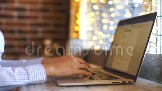 女商人在咖啡馆里用电脑学习文件视频