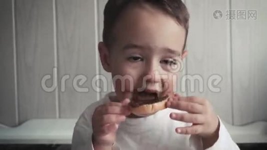 小男孩搞笑黄油面包视频
