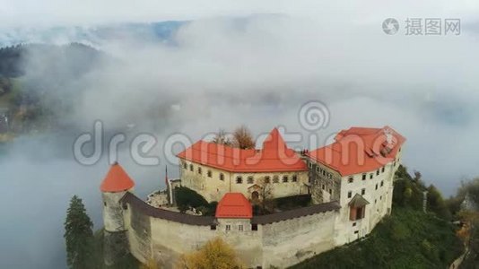 美丽的空中秋色景观环绕着湖与桶视频