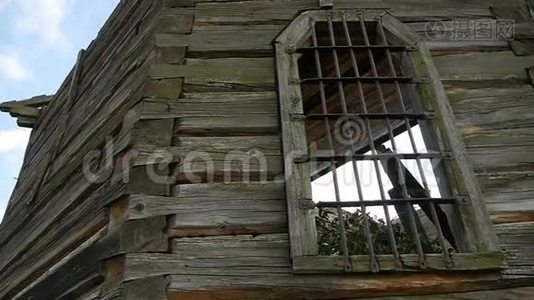 旧木教堂里有一扇铁门的窗户视频