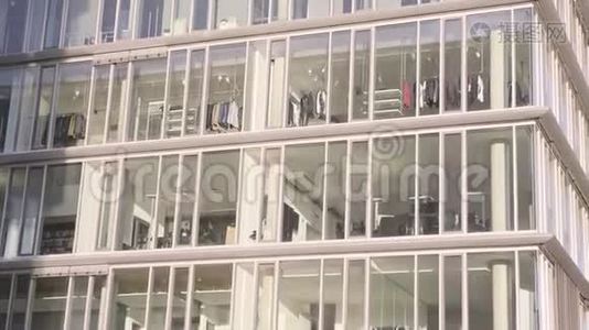 带有玻璃立面的现代办公大楼视频
