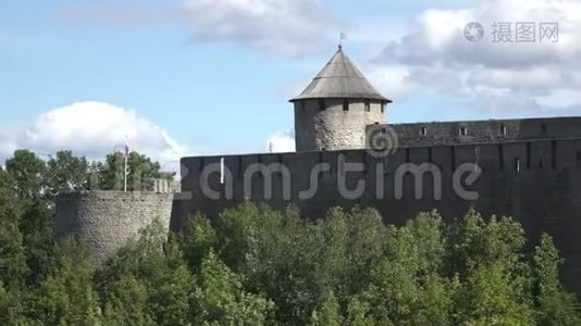 美丽的城市景观，俄罗斯爱沙尼亚边境的中世纪旅游景点，纳瓦河畔的科特迪瓦堡垒视频