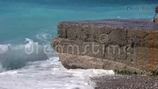 波浪撞击岩石视频