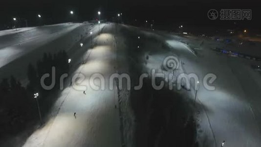 夜间滑雪胜地。 空中观景。视频