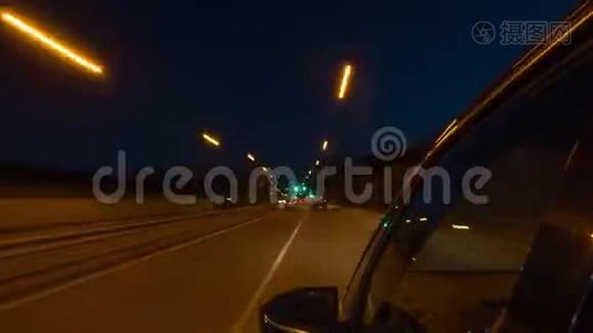 在夜间道路上快速驾驶汽车，时间流逝视频